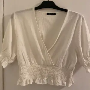 Super fin vit blus/tröja från Ginatricot i storlek 38! Använd vid ett tillfälle sen aldrig igen-såklart tvättad! Fraktar endast! Frakt tillkommer i priset