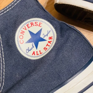 Converse All Star Chuck Taylor - Converse All Star klassisk med högt skaft. Blå Kanvas. Riktigt snygga. Storlek 35. Nyskick. Pris 700:- Från rökfritt och djurfritt hem. 