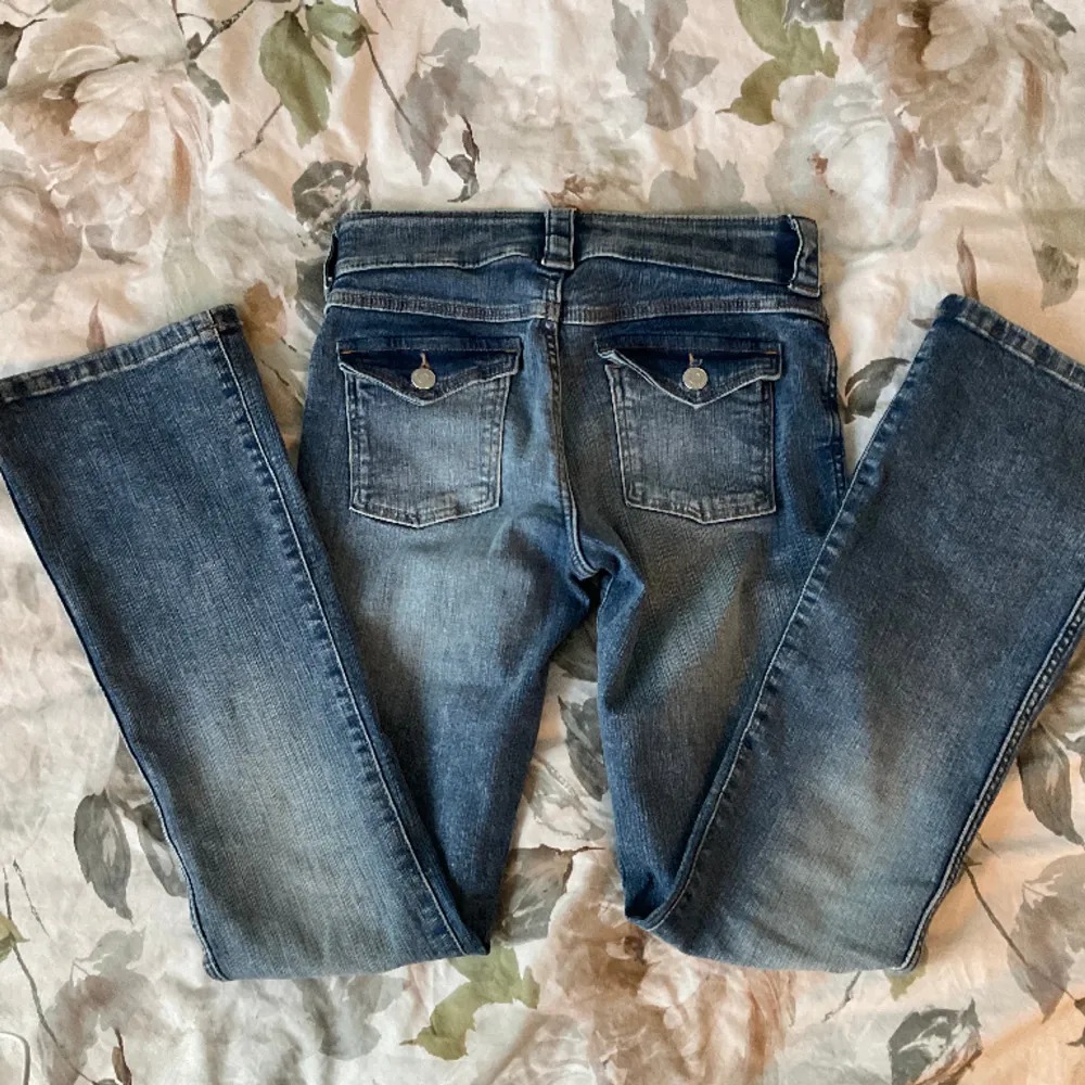 Jeans från barnavdelningen på hm. Inga skador eller liknande och säljer för att dem inte kommer till andvändning, storlek 158. . Jeans & Byxor.