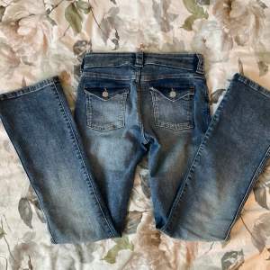 Jeans från barnavdelningen på hm. Inga skador eller liknande och säljer för att dem inte kommer till andvändning, storlek 158. 