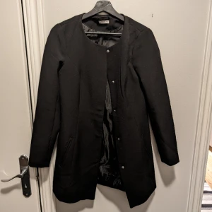 Tunn kappa - Tunn vårkappa, använd fåtal gånger.