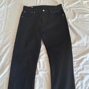 Levi’s jeans 501 - Storlek W 30 L32. Använda en gång i cirka 2 timmar och tvättade en gång. Säljs för att de inte passar mig. 