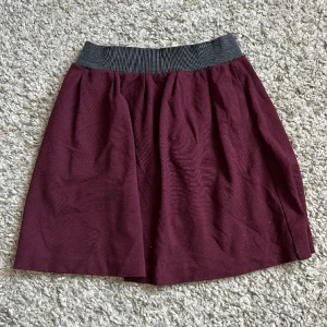 Kjol - Fin vinröd kjol från Paul&joe 🍷nästan helt oanvänd!