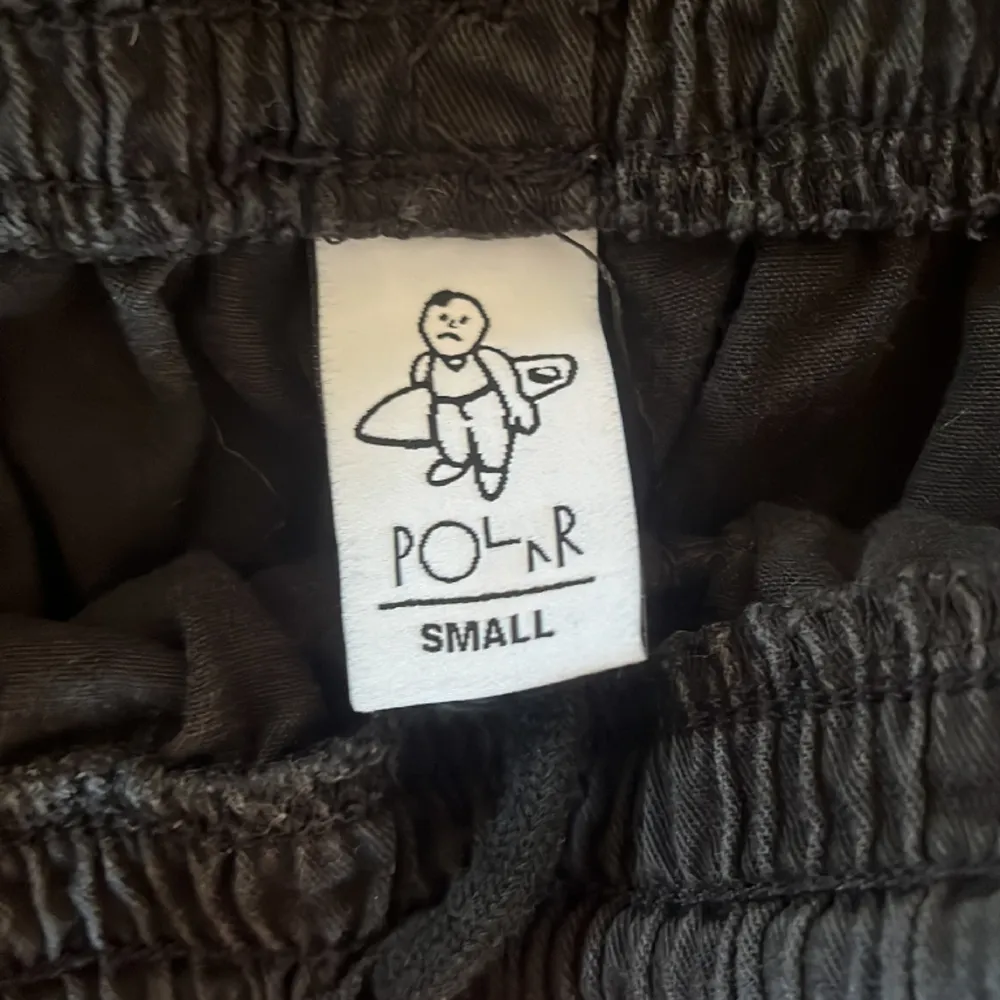 Black Polar surf pants size S  Använda, men dem har inga tecken på användning bra pris  . Jeans & Byxor.