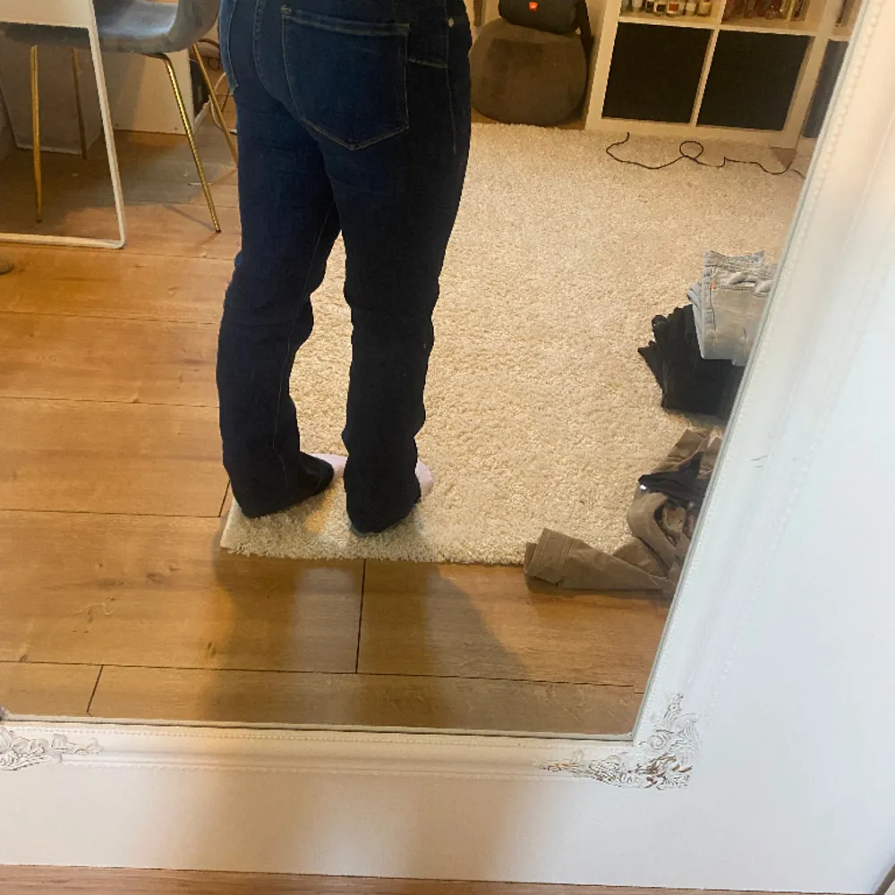 Snygga lågmidjade bootcut Levis jeans i storlek 36, mörkblå. Endast använda 2 gånger. Säljer pgv att de inte passar längre. Frakt betalas själv . Jeans & Byxor.