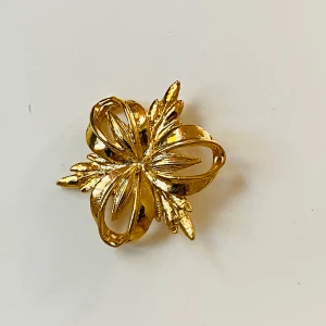 Vintage brosch  - Guldfärgad brosch i okänd metall 