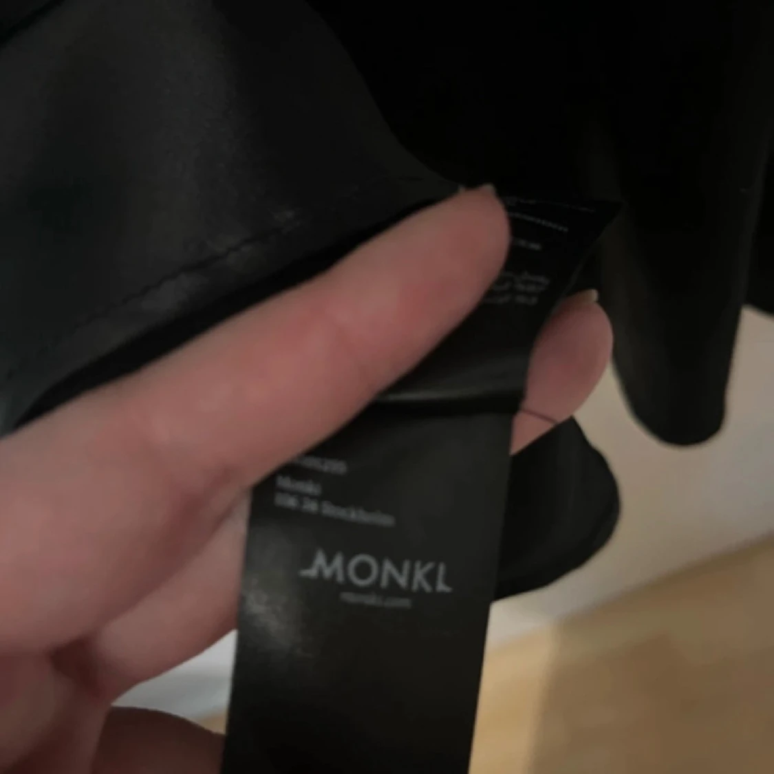 Svart kort klänning med öppen rygg - 91