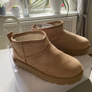 Nya uggs stl 37 - Helt nya uggs från Boohoo i stl 37 färgen sand. Säljer för att dom är för små för mig och jag brukar ha 37 så skulle säga att dom är mer som ett par 36or. Endast testade, prislappen kvar!