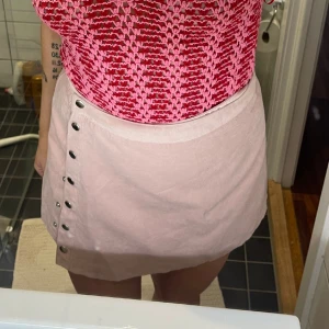 SOMRIG KJOL!!! SAMMET!!! - Världens finaste kjol i en smutsrosa sammet!  Använd men i väldigt bra skick!!!💘