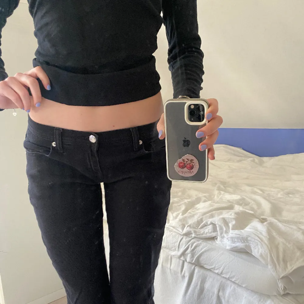 Svarta lågmidjade jeans köpta second hand. Superfina men lite för stora på mig. Midjemåttet är 39 cm 💙. Jeans & Byxor.