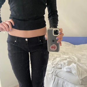 Lågmidjade jeans - Svarta lågmidjade jeans köpta second hand. Superfina men lite för stora på mig. Midjemåttet är 39 cm 💙