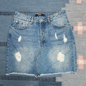 Blå jeans kjol - Snygg kjol från bikbok, vet inte om den har varit längre eller om den är egenklippt för jag köpte den secondhand (: