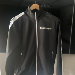 Palm Angels Trackjacket - Säljer min Palm Angels trackjacket jag köpt från Farfetch för 6000, Den är i storlek Medium och sitter tts. Den är försiktigt använd och finns inge slitage på den. Priset är ej fast, går att förhandla. Nu säljs den för 9k på farfecht men slutsåld 