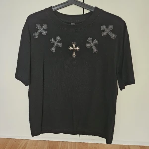 Chromehearts t-shirt  - Chromehearts t-shirt I svart. Kontakta vid funderingar!