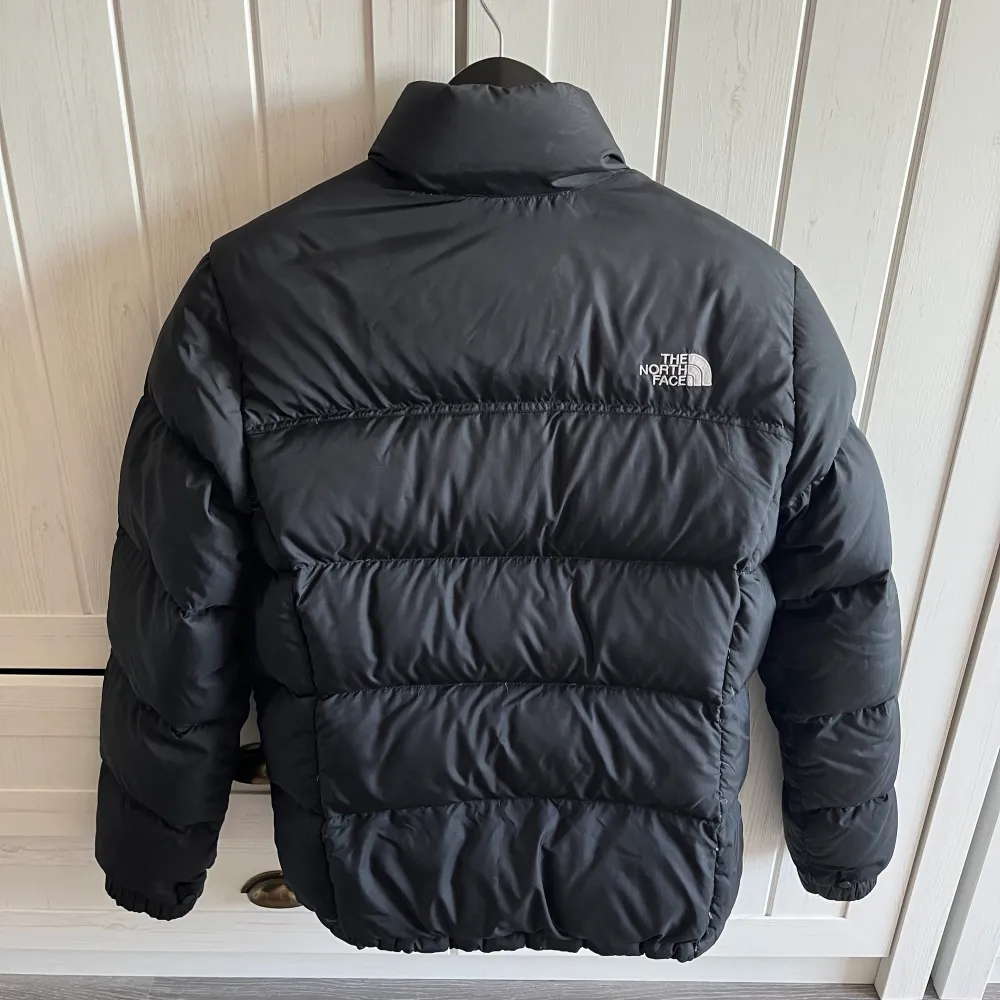 Svart The North Face dunjacka som håller värmen! Den är använd men hel utan skavanker. Storlek L Womens men är inte oversized i stilen. Jag har vanligtvis medium och den sitter perfekt. Har du S i jackor så blir den snyggt oversized:). Jackor.