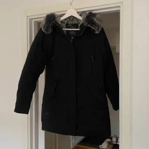Vinterjacka parka  - Säljer en vinterjacka från Five Seasons Modellen heter Henna W Down Parka Fuskpäls Storlek 36 Vattenavvisande yttertyg Dragsko i midjan  