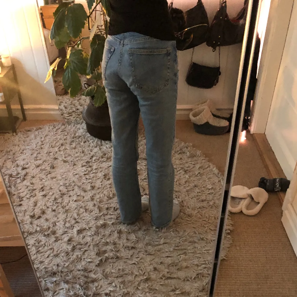 Straight/bootcut jeans. Ser högmidjade ut på bilden men är typ midwaist/low waist❤️de har små hål längst ner men inget som märks och de går lätt att laga🫶🏻 köpta för ca 600. Jeans & Byxor.