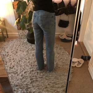 Straight/bootcut jeans. Ser högmidjade ut på bilden men är typ midwaist/low waist❤️de har små hål längst ner men inget som märks och de går lätt att laga🫶🏻 köpta för ca 600