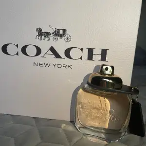 Säljer min Coach parfym som är för kvinnor. Endast testad, det är ungefär 89ml kvar av 90ml.  Det är en fin fruktig lukt som används vid vår/sommar. Köpt för 700kr. Priset kan diskuteras :)
