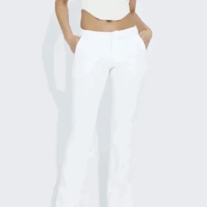 Vita kostymbyxor - Säljer dessa kostymbyxor köpta från Bikbok. Det är endast använda 1 gång och kommer inte till användning längre. Inga fläckar eller defekter, hör av dig vid fler frågor.🌸 strl M men mer som S då de är mindre i storleken!