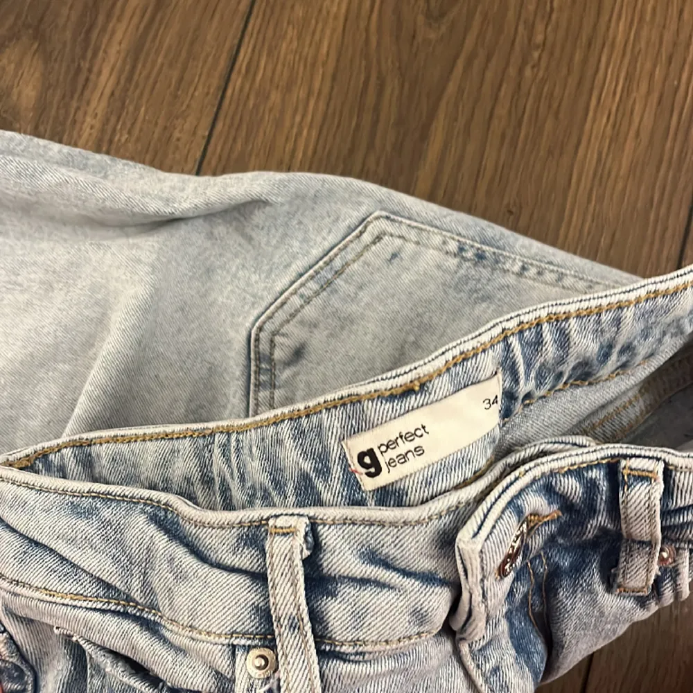 Så fina ljusblåa jeans från Gina Tricot! 😍 Inte använda på länge, bra skick. Läs bio för info. Dem är rak passform med mid/highwaist. ❤️. Jeans & Byxor.
