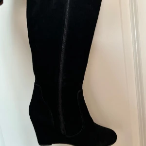 Svarta stövlar - Säljer mina jätte fina stövlar som jag aldrig har använt då jag redan har ett liknande par💕 Vid frågor eller fler bilder så får ni jätte gärna skriva privat!!