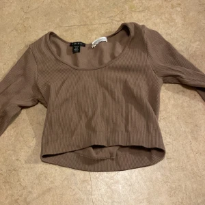 Långärmad tröja  - Långärmad tröja i bra skick använd 2-3 gånger. Säljer då den är väldigt tajt. Men perfekt att träna i. I ganska tjockt material❤️