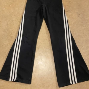 Adidas byxor  - Adidas byxor i bra skick använda 2-3 gånger. Säljer för att dem tyvärr är väldigt små❤️