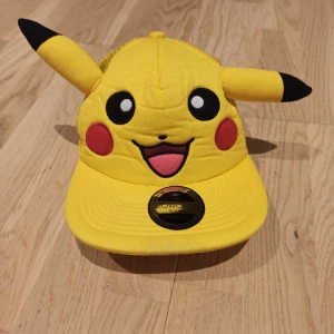 Pikachu keps - Super fin keps från Bioworld.  Inköpt år 2016, använd en gång kort efter inköp.  Inga tecken på användning, klister märket på kepsen går att ta bort🌟  Skriv gärna om du har frågor om plagget!  Ny pris: ca 290 kr