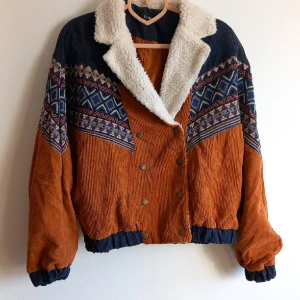 Mysig vår/höst jacka - Oanvänd bohemisk jacka. Kort i passform.  Står strl 40 men passar XS-S