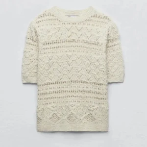 Broderi t-shirt - Nu säljer jag denna broderi t-shirt från Zara💓 den är i storlek S och har knappt används. Säljer pågrund av att dne inte kommer till använding.💓