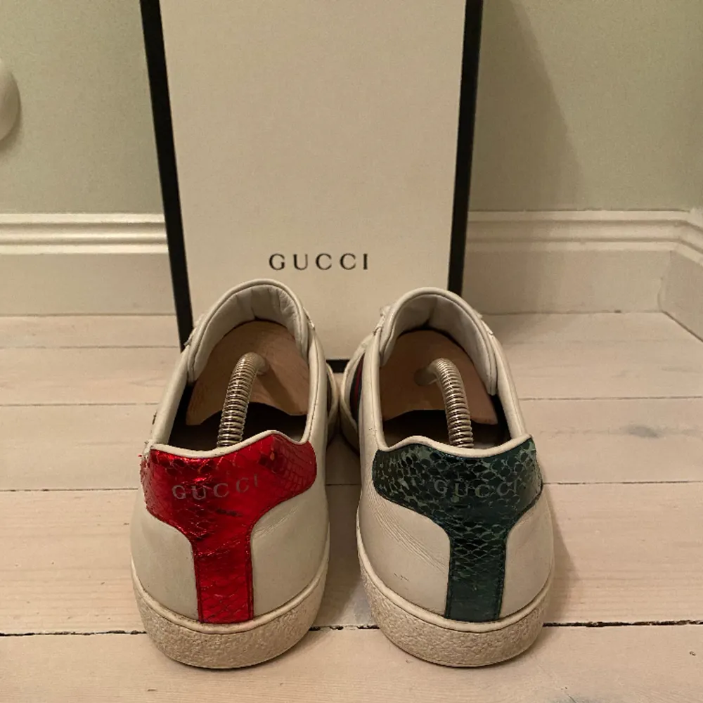 Säljer nu dessa Gucci skor i hyfsat bra skick, ny pris ca 6500kr box, kvitto och dustbag följs med! Hör av er vid frågor eller funderingar! . Skor.