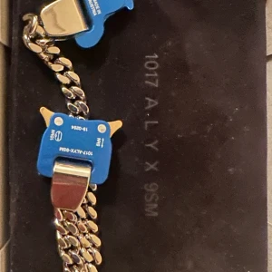 Alyx armband  - Alyx armband  Oanvänd  Sitter löst 