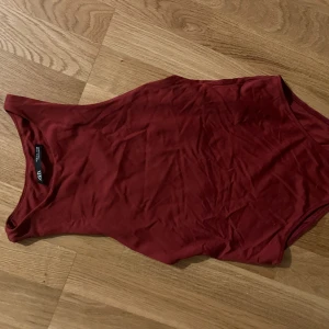 Vinröd body zara - Vinröd body fr zara  Använd en gång  Stl S