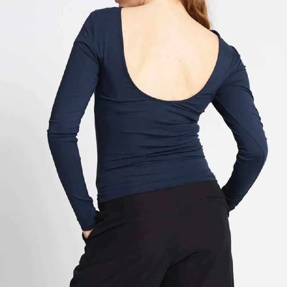 Snygg mörkblå rygglös tröja i storlek S. Köpt ifrån lager 157 och kommer inte till användning❤️Inga defekter eller skador. Tröjor & Koftor.