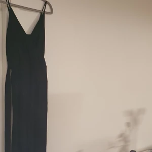 Svart jumpsuit - Svart jumpsuit med ganska korta ben. I vardagligt tyg. 