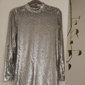 Samsøe samsøe paljettklänning - Samsøe samsøe klänning, aldrig använd med prislappen kvar (1899kr). 