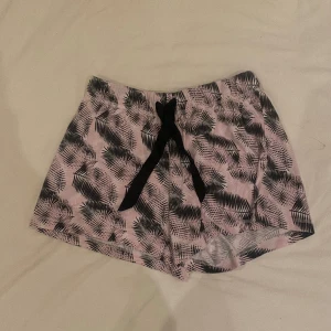 Mjuka palm pyjamas shorts - Super mjuka och sköna pyjamas shorts, passad mig som bär st 36 men är stretchiga upp till st 42 