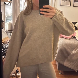 Stickad tröja - Säljer denna såå fina beiga stickade från H&M🥰så snygg passform och så användbar! Sitter lite oversized (men snyggt!!!) på mig som brukar ha s😍