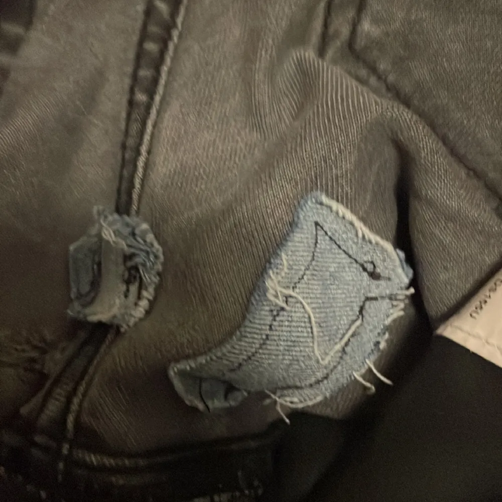 Tja säljer dessa snygga dondup jeans i modellen ”George”, jeansen är i 5/10 skick, pga slitningar mellan benen och inuti på tag, men märks inte när man har på sig dem! Nypris 2500-3000kr, priset är ej hugget i sten! Tveka inte vid frågor. Mvh Hugo.. Jeans & Byxor.