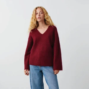 Stickad tröja - Säljer denna otroligt fina stickade tröjan i storlek S som aldrig är använd, prislapp på!!❤️ Kontakta mig innan ni trycker på köp nu!