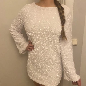 Glittrig klänning med rosett  - Super fint glitter klänning med rosett i storlek S. Säljer då den inte var rätt storlek. Köparen står för frakten!😊