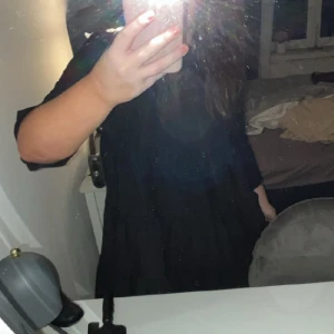 Zara klänning - Säljer denna zara klänning som har lite längre armar ! Inga defekter. Aldrig använt.💕💕storlek S