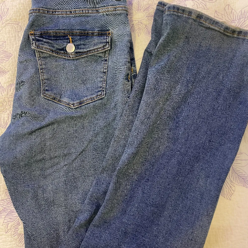 Gina jeans, stretchigt material. Midjemått 60-80cm. Original priset är runt 350kr Kontakta för mer bilder eller info💗. Jeans & Byxor.