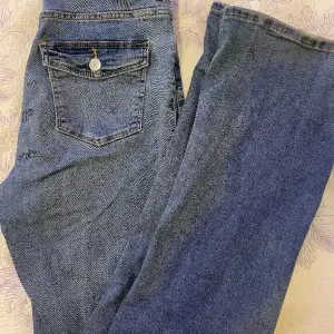 Gina jeans, stretchigt material. Midjemått 60-80cm. Original priset är runt 350kr Kontakta för mer bilder eller info💗