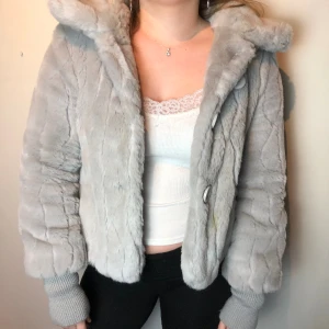 Grå pälsjacka - Muddarna vid ärmkanten gör verkligen det lilla extra!