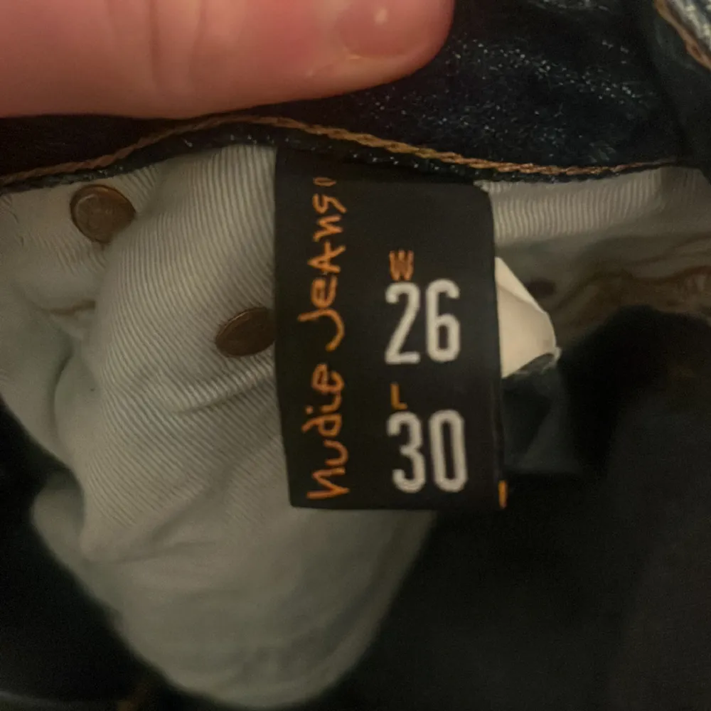 Nudie Jeans i storlek 26 i midjan. Köpta i Åhléns city så helt riktiga. Pris går att diskutera. Original pris 1500.. Jeans & Byxor.