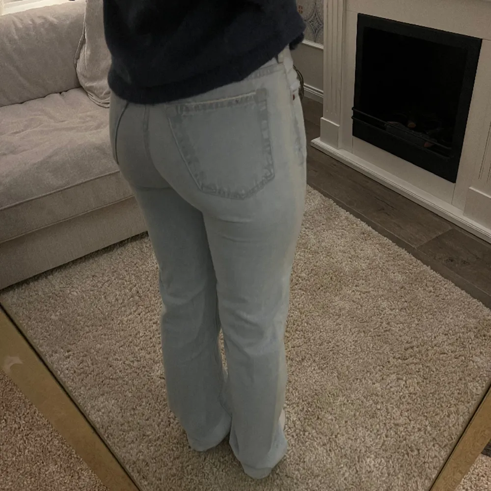 Säljer dessa snygga low straight jeans ifrån Bikbok i storlek W-25 L-32 passar perfekt på mig i längden som är 158!!nypris 699kr💗. Jeans & Byxor.