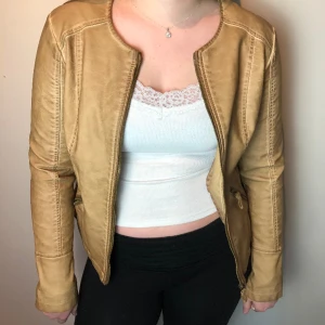 Beige skinnjacka - Så snygg färg!