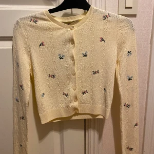 Söt kofta från Zara - Helt ny kofta från Zara, storlek small.